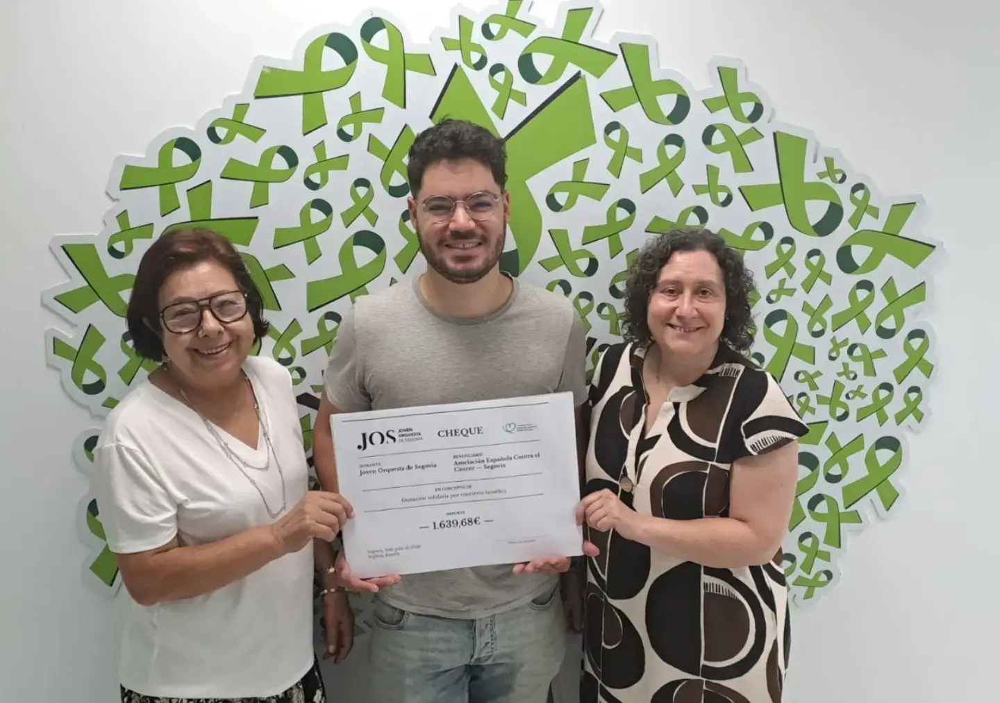 Entrega a la Asociación Española Contra el Cáncer de la recaudación del concierto benéfico de la JOS.