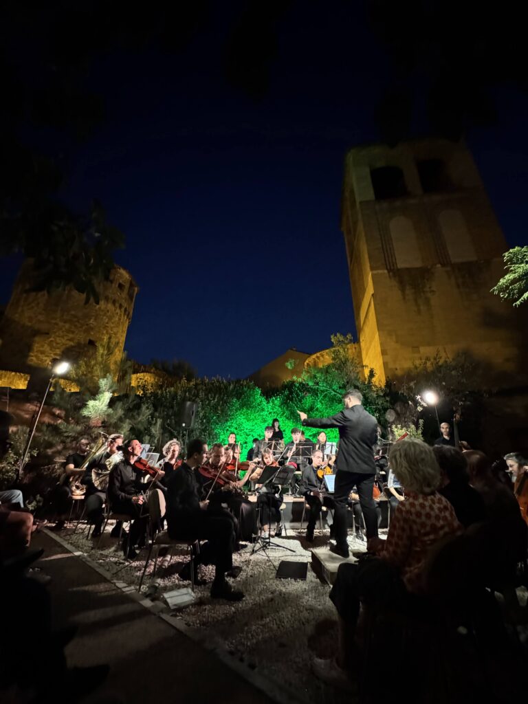 La orquesta y el público durante el concierto nocturno en el Palacio de Quintanar